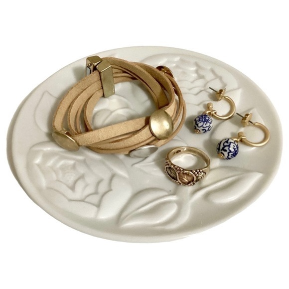 Patricia Nash Brushed Gold Hoop Drop Earrings Blue And White Floral Glass Bead - Picture 3 of 12